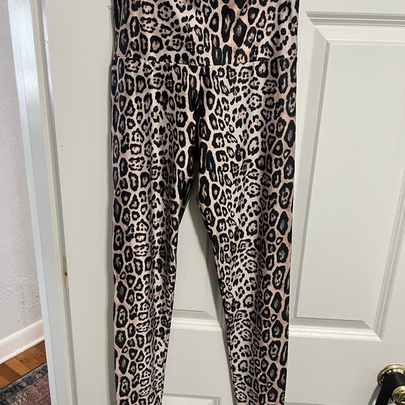 Onzie x Revolve high rise leggings in Leopard print - Picture 2 of 3